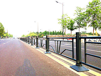 新型道路護(hù)欄 - 河北振興金源絲網(wǎng)集團(tuán)有限公司圖片3